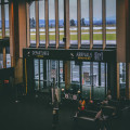Hoe vroeg moet je op Eindhoven Airport zijn voor een vlucht in de herfstvakantie 2026