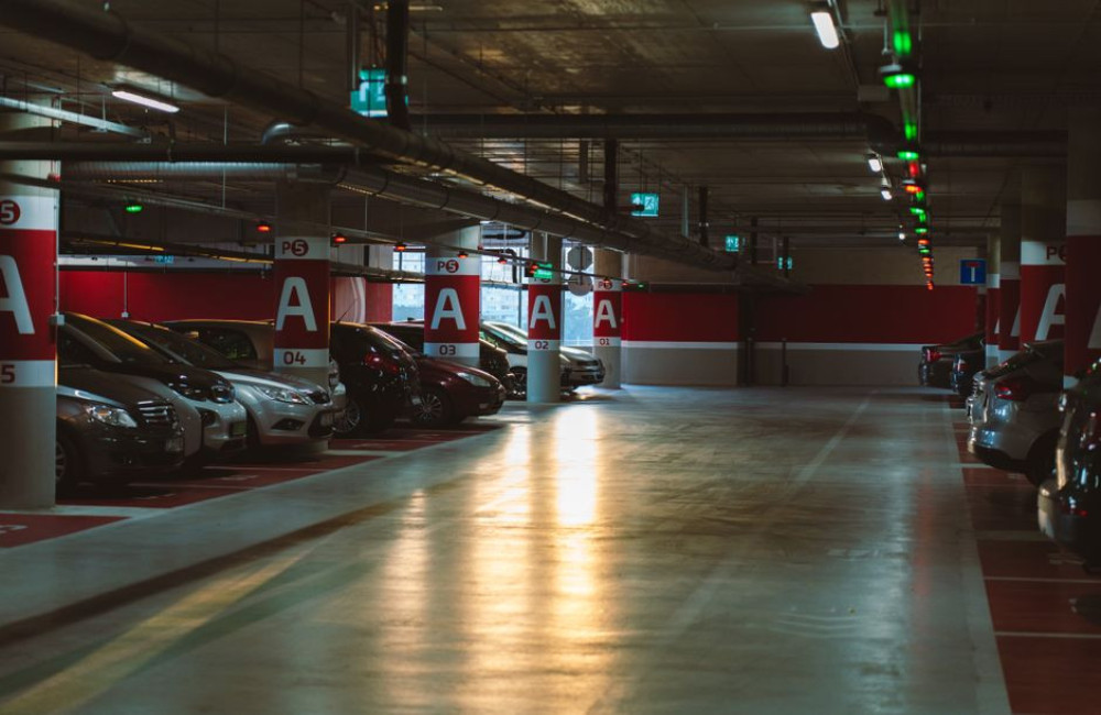 Hoeveel kost een week parkeren bij Schiphol P3 in de zomer van 2026