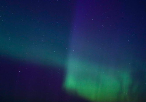 Hoe ontstaat een aurora borealis en waarom komt het alleen op de polen voor?