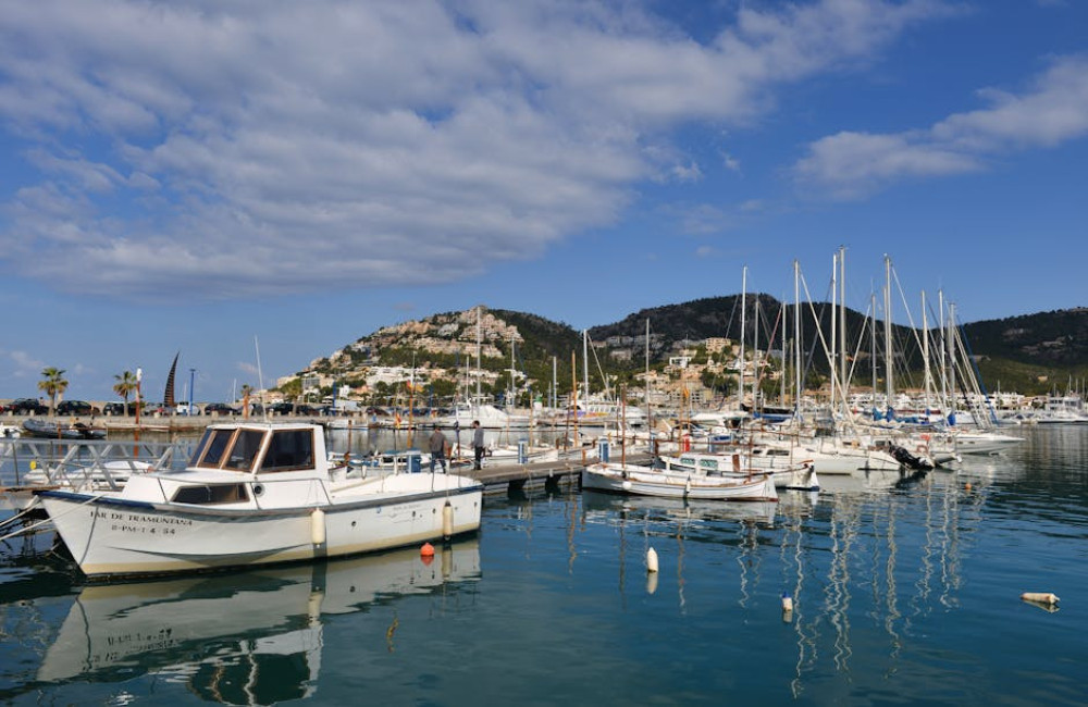 Cala Ratjada centrum: haven, boulevard, winkels en hoe je er komt